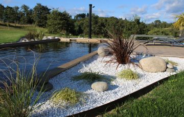 aménagement paysagé autour de la piscine, terrasse en dalles céramique