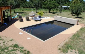 Piscine 8x4 m avec margelles et habillage du coffre du volet en lames composites minérales ANSYEARS 