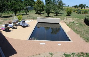 Piscine avec plage en moquette de pierres NOVARESINE