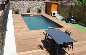 piscine avec plage en lames terrasse bois exotique camaru