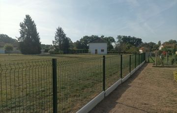 Clôture a panneaux avec soubassements bétons