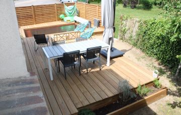 aménagement complet en bois : piscine, claustras, terrasse