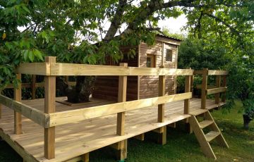 cabane avec terrasse sur structure