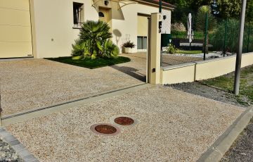 Béton désactivé ,graviers roulé beige sur fond blanc 