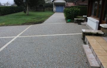 béton désactivé gravier roulé beige sur fond gris