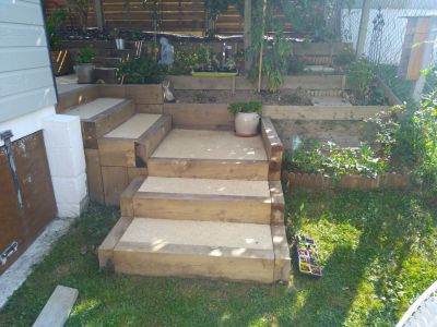 escalier en bois traité avec marche en bétons drainant